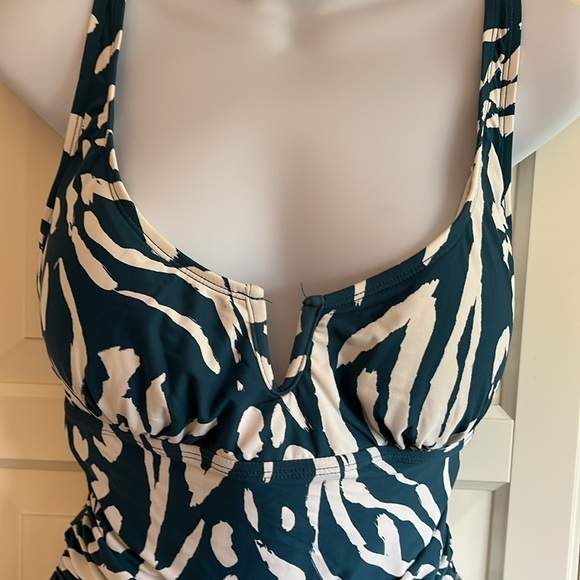 Anne Cole
JUNGLE
FEVER Printed
V-Wire
Ruched One-Piece
Swimsuit
Size 10 - Picture 7 of 15